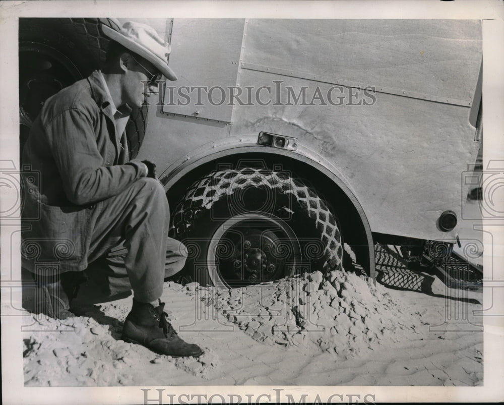 1949 Press Photo Shell Oil Co. Crew Searches for Oil, Truck Stuck in Monahans- Historic Images