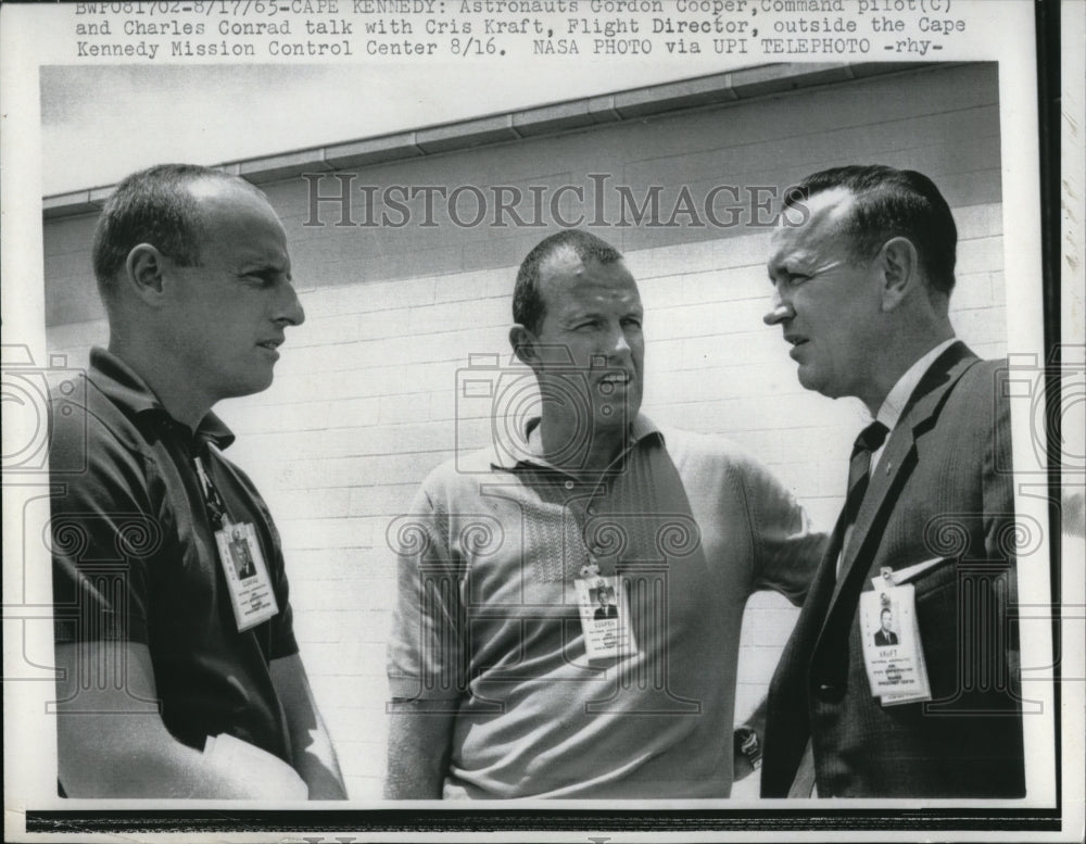 1965 Press Photo Astronauts Gordon Cooper, Charles Conrad talk to Chris Kraft