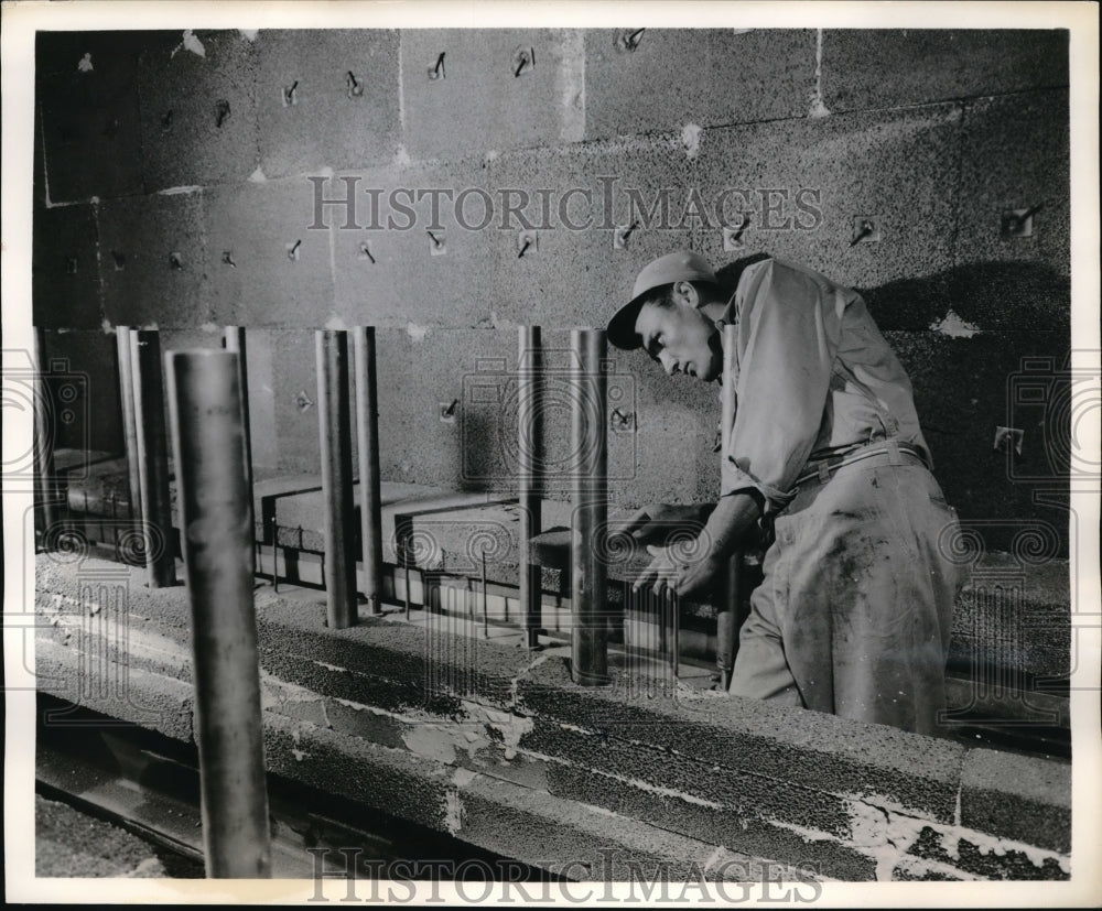 Press Photo Pittsburgh Corning Corp., Installation Foamsil Insulating Refractory