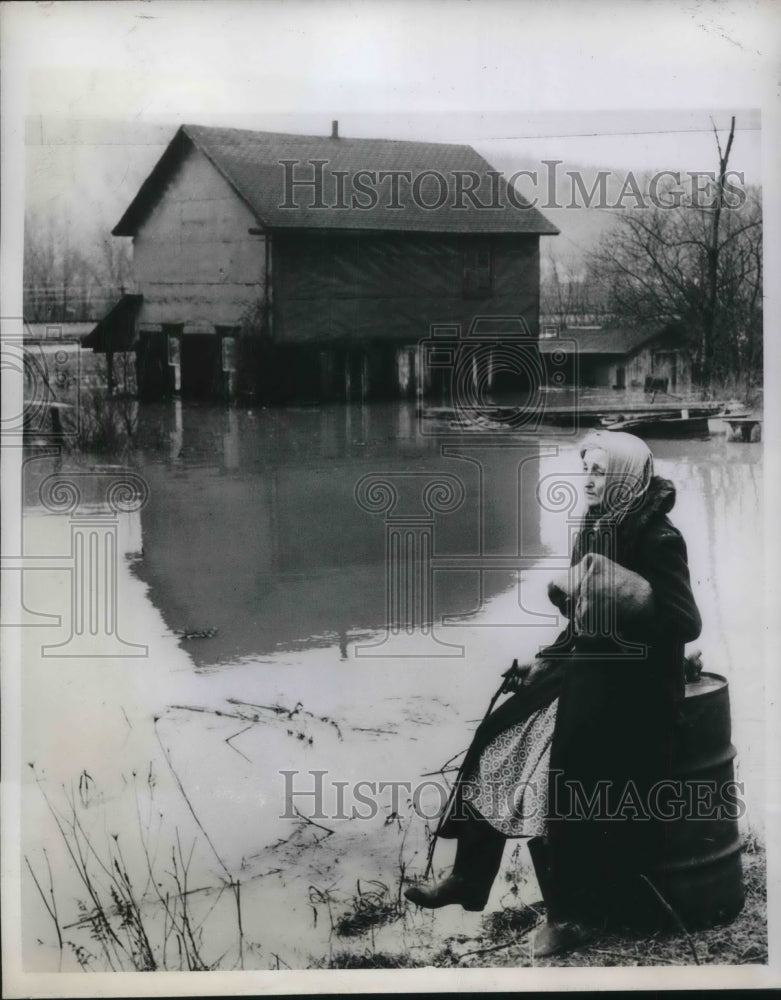 1948 Press Photo Mrs. Nellie Adams Looks at Flooded Home in Binghamton- Historic Images