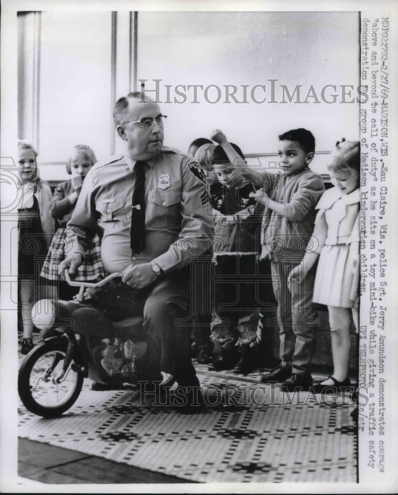1969 Press Photo Wisconsin Police Sgt. Jerry Amundson at Madison Kindergarten