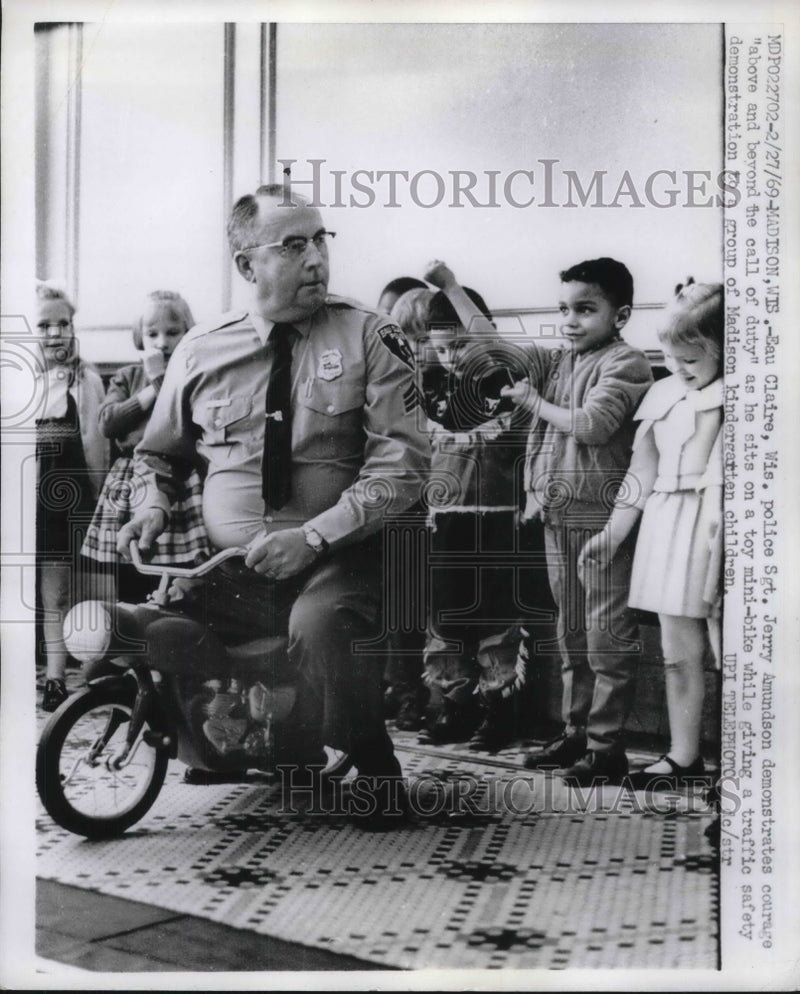 Load image into Gallery viewer, 1969 Press Photo Wisconsin Police Sgt. Jerry Amundson at Madison Kindergarten
