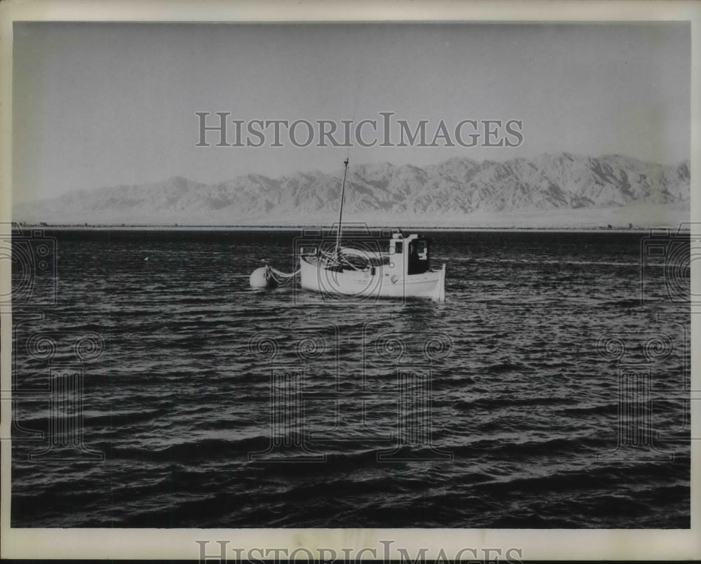 1963 Press Photo Boat Traverses Red Sea During Recent Expedition Off Athens- Historic Images
