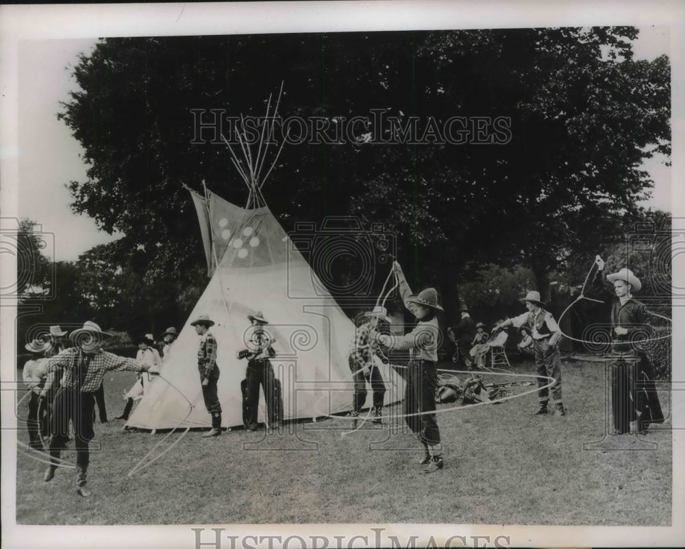 1938 Press Photo The Lasso Club of Paris gives an exhibition of the skills- Historic Images