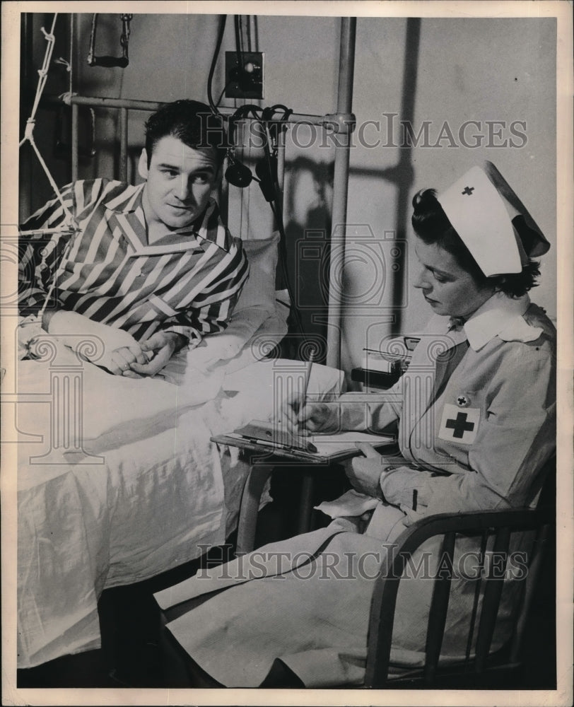 1949 Press Photo Red Cross Volunteers Perform Tasks for Hospitalized Veterans- Historic Images