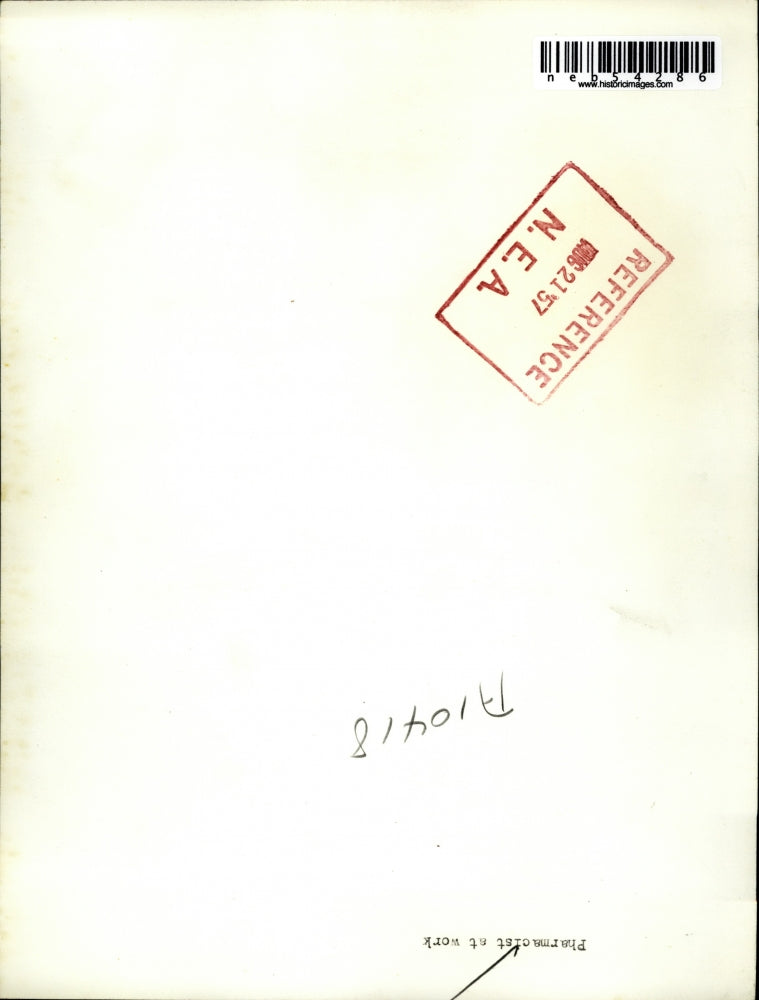 1957 Press Photo pharmacist making drugs with a mortal and pestle