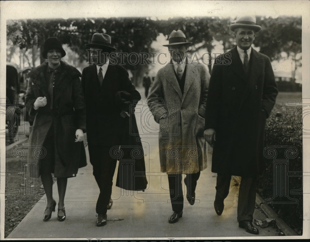 1926 Press Photo Actress Wilda Bennet and Lawyers leaving Court House in Mineola- Historic Images