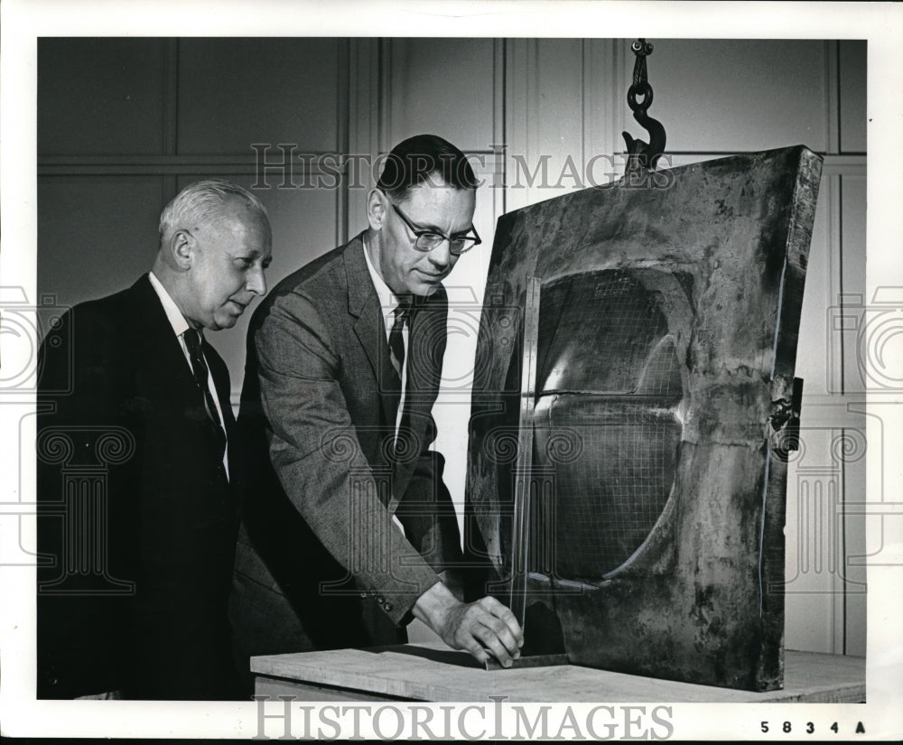 1965 Press Photo Peter Robertson, VP &amp; research planning w/ WA Reed, Research- Historic Images