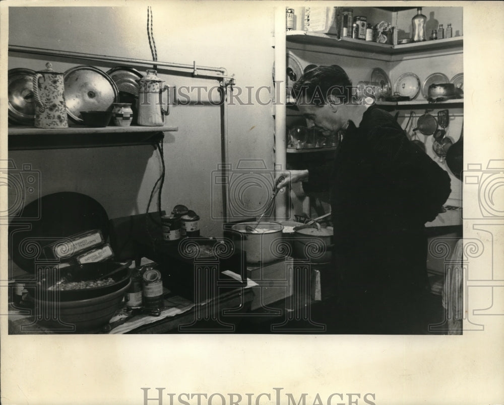 1940 Press Photo An elderly mom preparing dinner for her family, before they - Historic Images