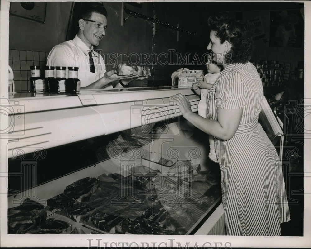 1941 Press Photo Mrs. ted Katko Eddie Warren Butcher Provision Co- Historic Images