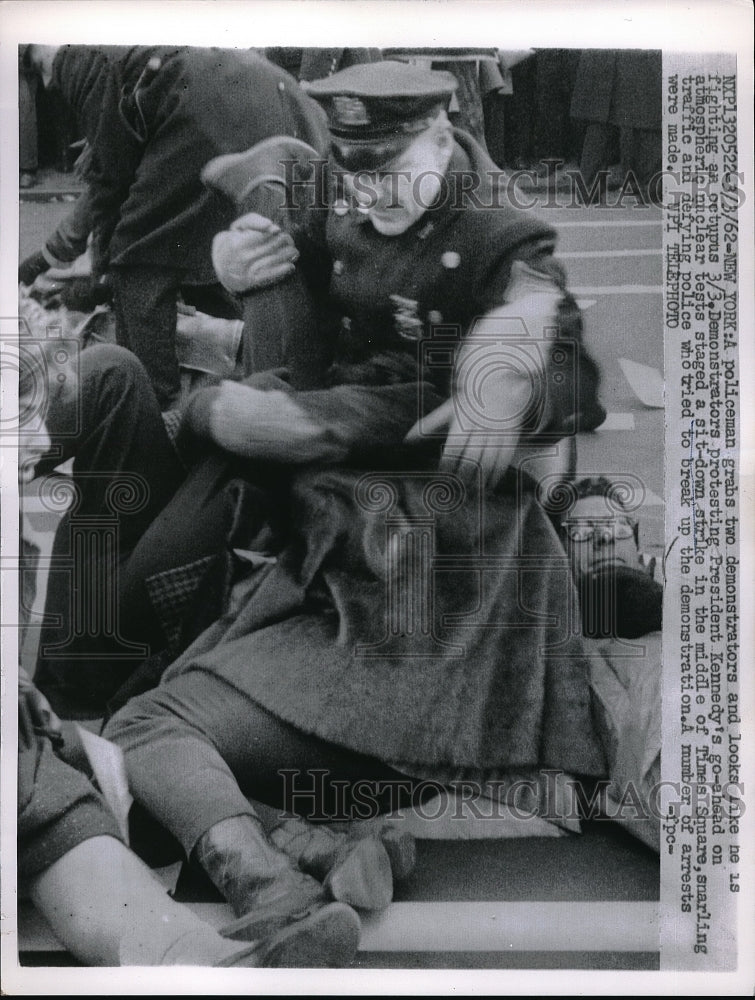 1962 Press Photo NY protesters of JFK&#39;s policy of atmospheric nuclear tests- Historic Images