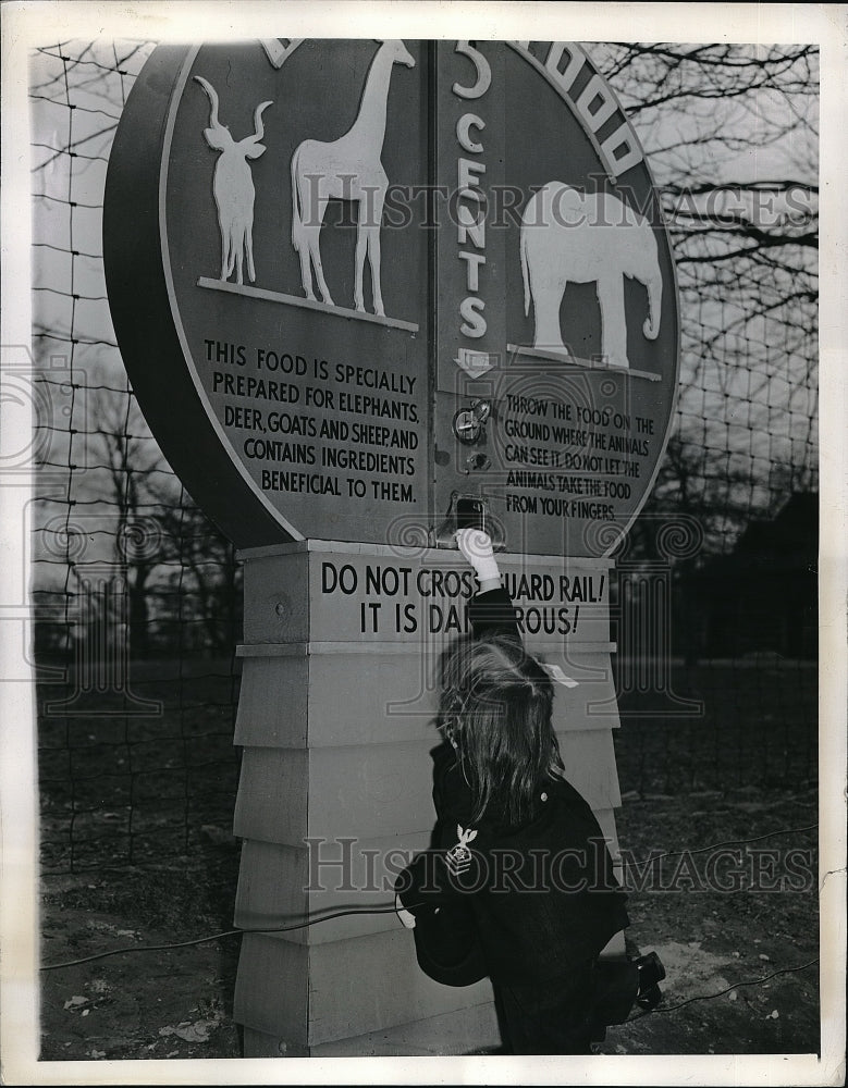 1941 Press Photo Patricia O&#39;Brien at Age 3 Buys Food For Animals at Bronx Zoo- Historic Images