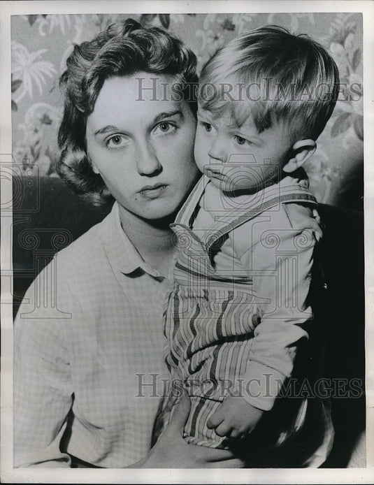 1957 Press Photo Kay Pellot & Son Gregory Family Of Michigan State Trooper- Historic Images