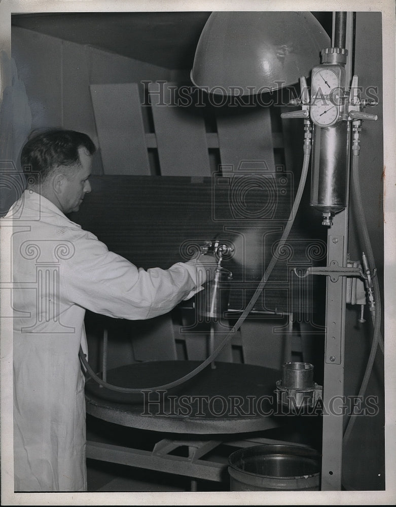 1946 Press Photo Carl Welker, spray painting panels at Glidden plant - neb56079
