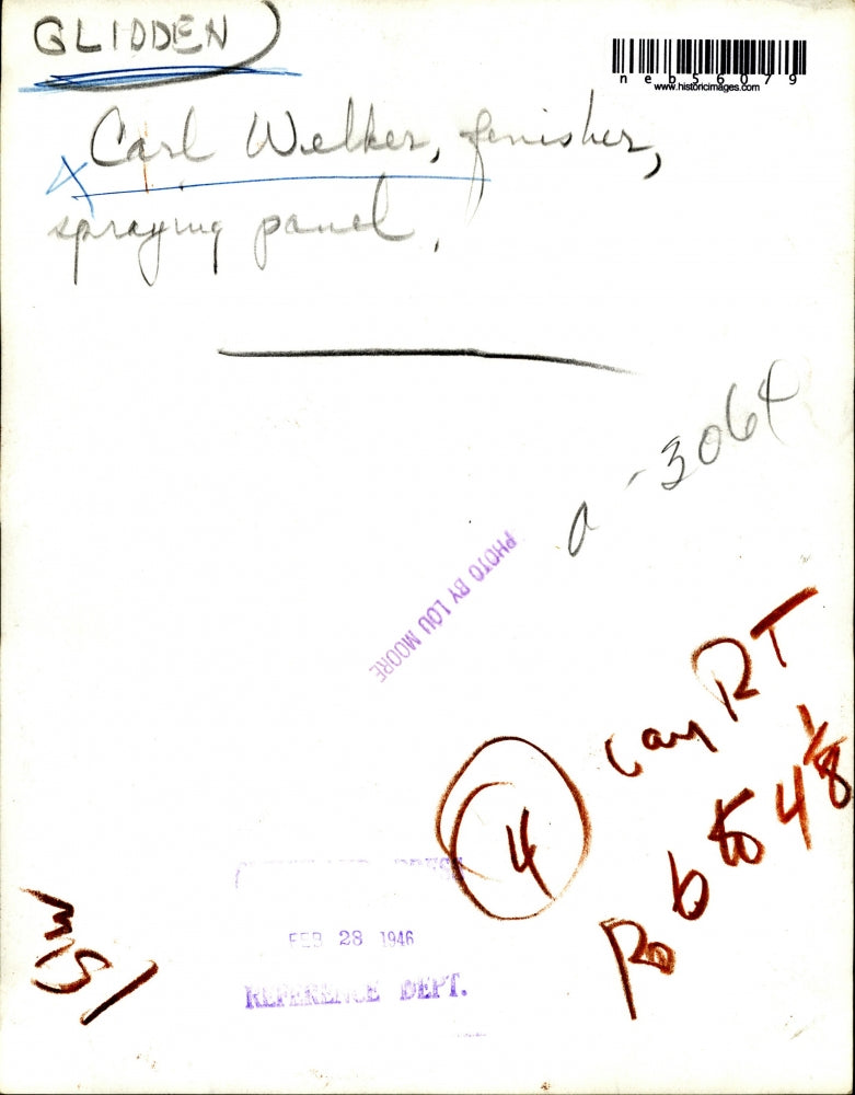 1946 Press Photo Carl Welker, spray painting panels at Glidden plant - neb56079