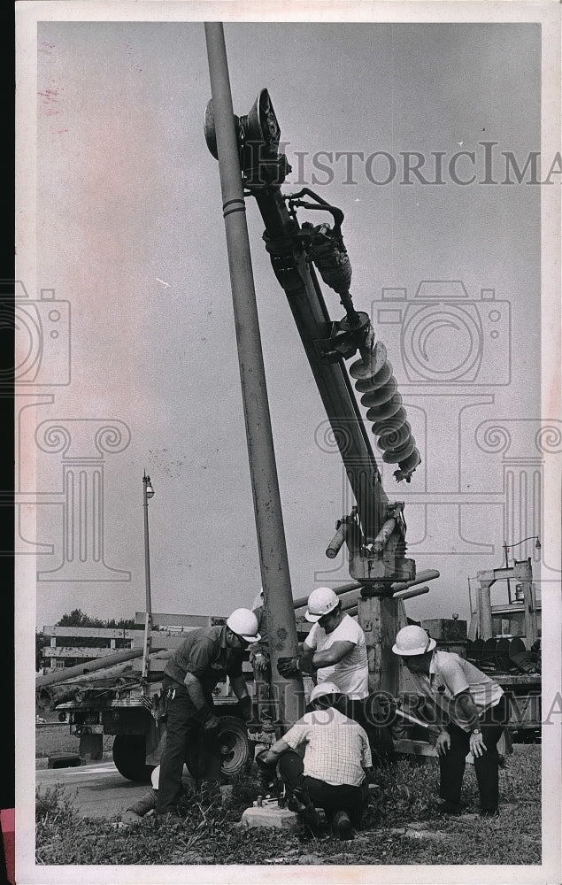 1970 Press Photo Workmen install new streetlight in Cleveland, Ohio- Historic Images