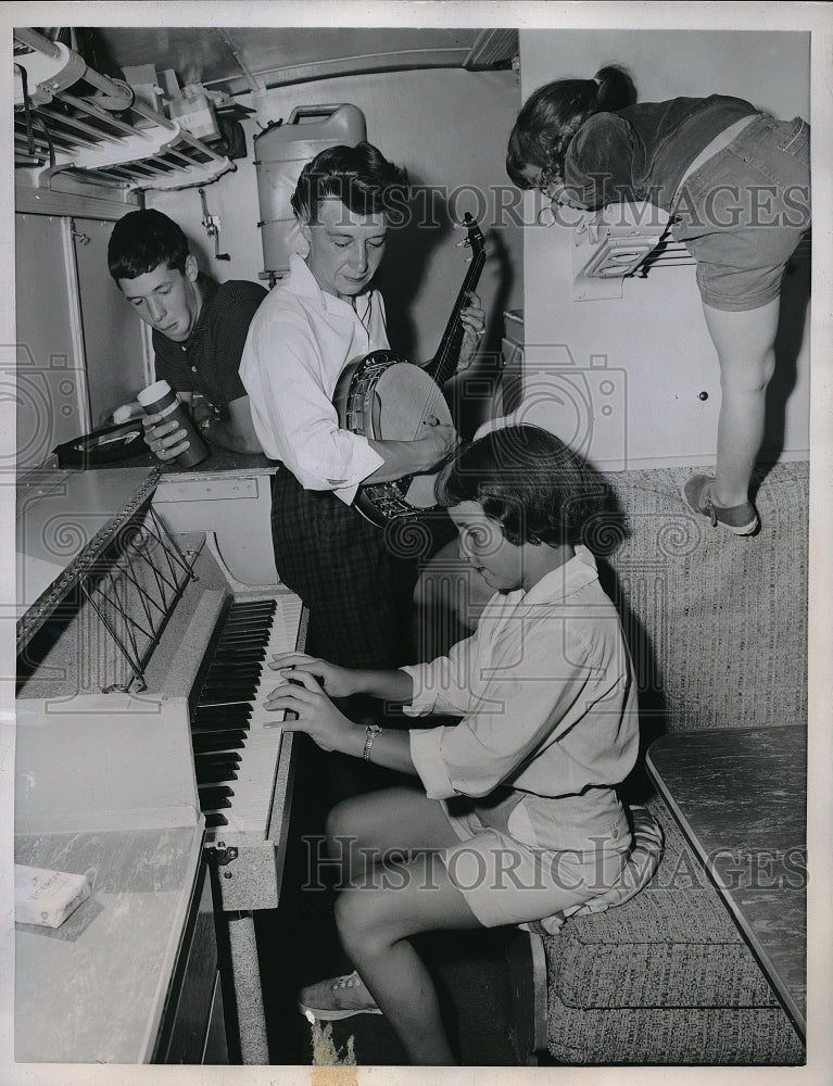 1957 Press Photo Riverside, Cal. Mrs Martha Nichols & family for music jamboree