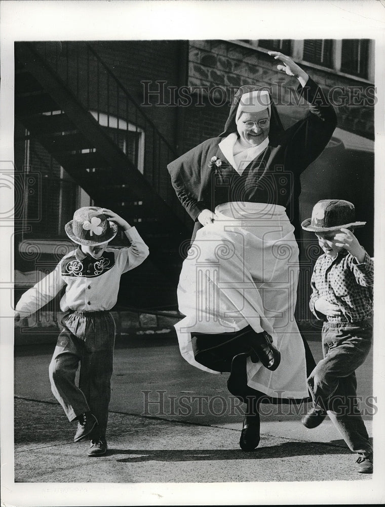 1964 Press Photo St Louis, Mo. Sister Mary Justus, St Elizabeth nursery- Historic Images