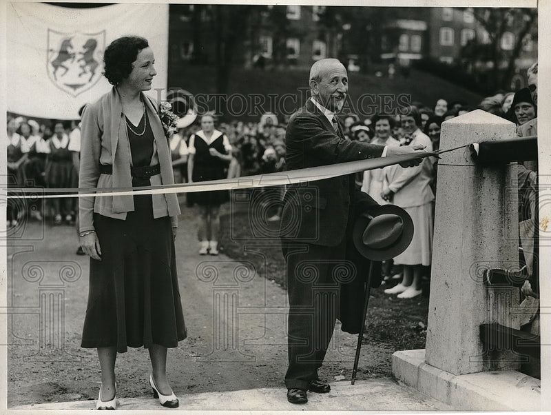 Load image into Gallery viewer, 1931 Press Photo Eleanor Lamont &amp; Pres. William Allen Neilson of Smith College
