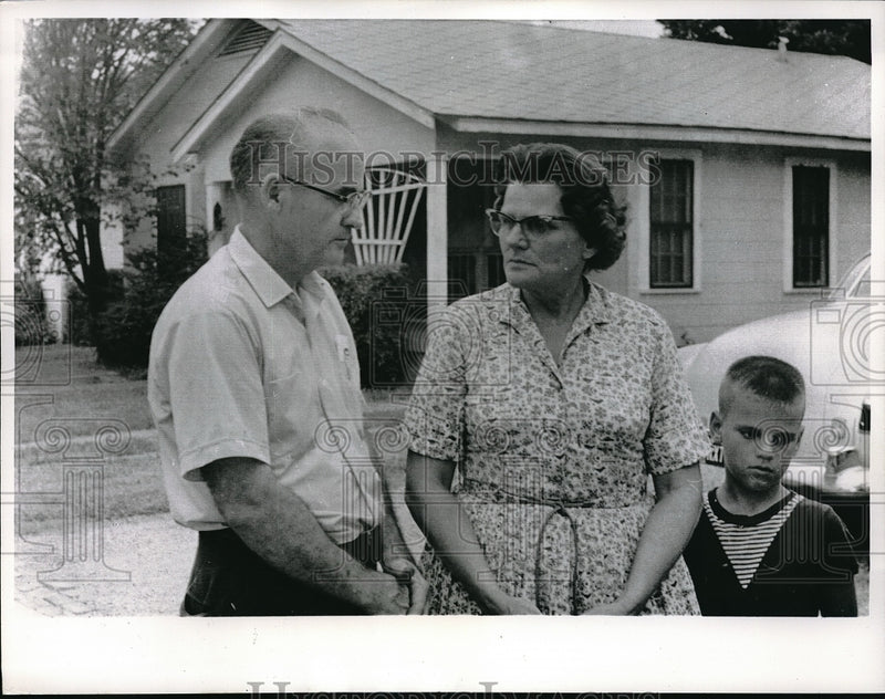 Load image into Gallery viewer, 1966 Press Photo Minister Rev. A.E. O'Conner, marvin O'Conner
