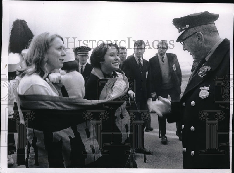 Load image into Gallery viewer, 1968 Press Photo South Cleveland HS band for St Patrick's day parade
