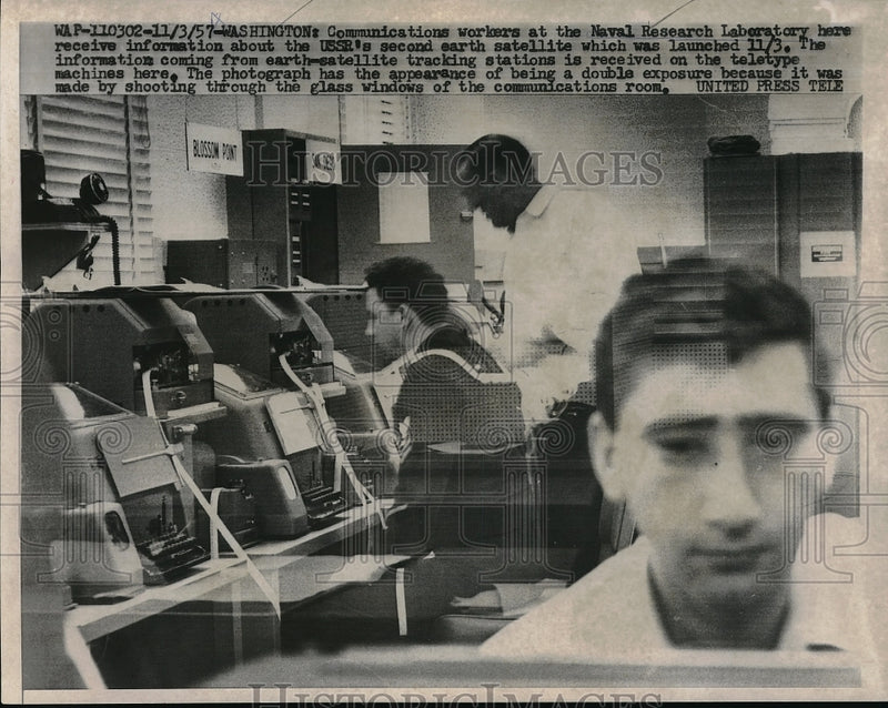 Load image into Gallery viewer, 1957 Press Photo Naval Research Laboratory workers receive information from a
