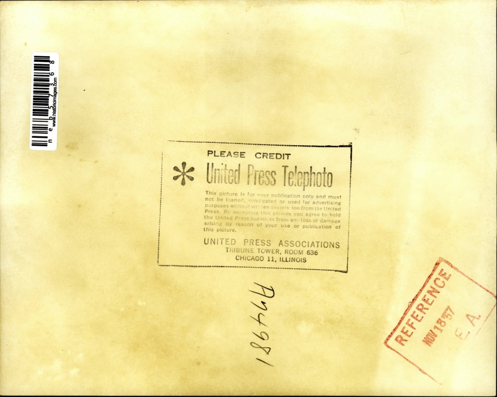 1957 Press Photo Naval Research Laboratory workers receive information from a