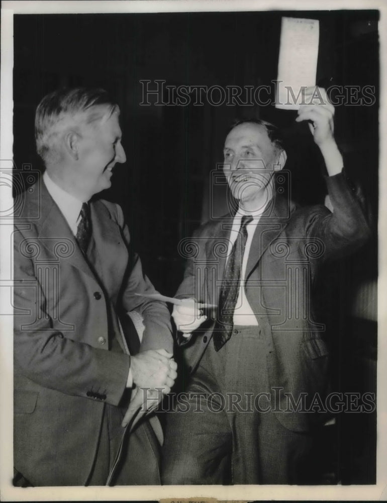 1935 Press Photo Chicago, I(ll/ John Edge gets check for $200 on horse picks- Historic Images