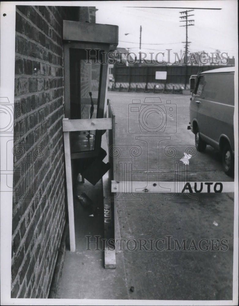 Press Photo Outside Bank Teller Window Damaged