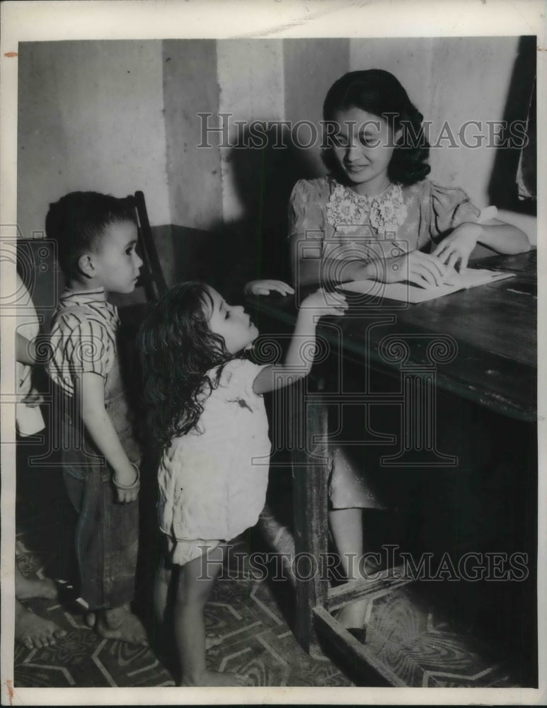 1944 Press Photo Tiny Violita granda Holy Infant Academy
