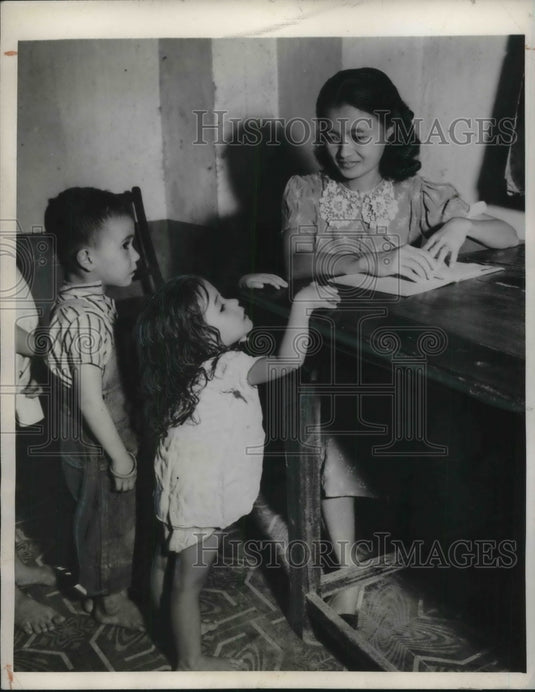1944 Press Photo Tiny Violita granda Holy Infant Academy