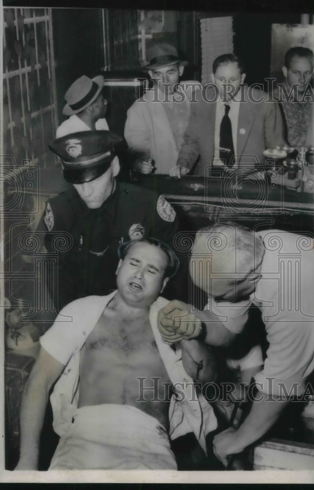 1951 Press Photo Bartender Mike Strzelecki in Agony After Shot at Bar in LA- Historic Images