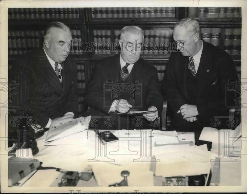 Load image into Gallery viewer, 1937 Press Photo Boston, Mass. Capt JT Sheehan,DA,Wm Foley,Coms. J Timilty
