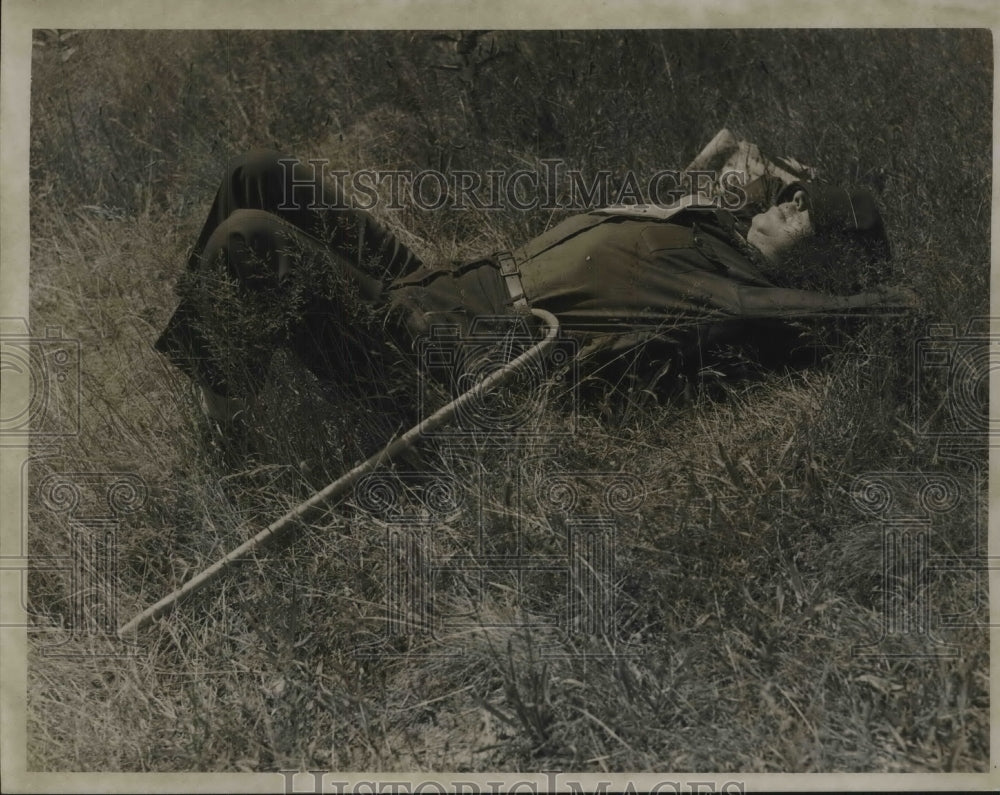 1946 Press Photo Legionnaire as his buddies join the American Legion Parade