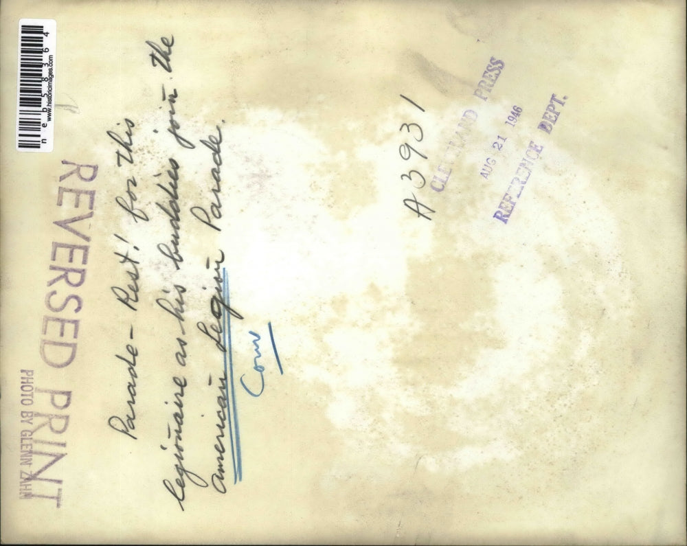 1946 Press Photo Legionnaire as his buddies join the American Legion Parade