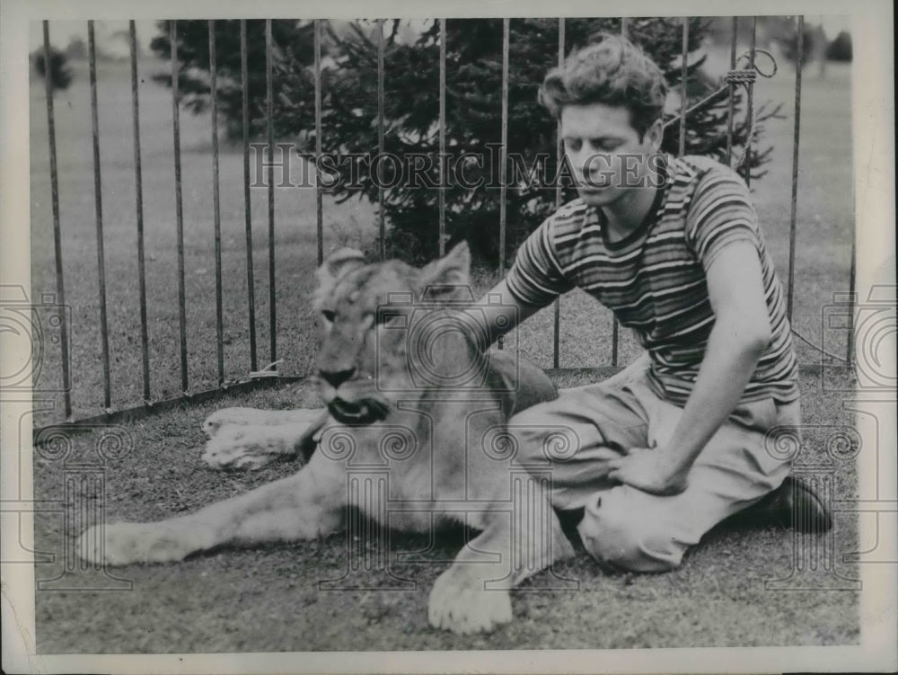 1945 Press Photo Neighbors complained that Roy Creighton&#39;s pet 200-pound lioness- Historic Images