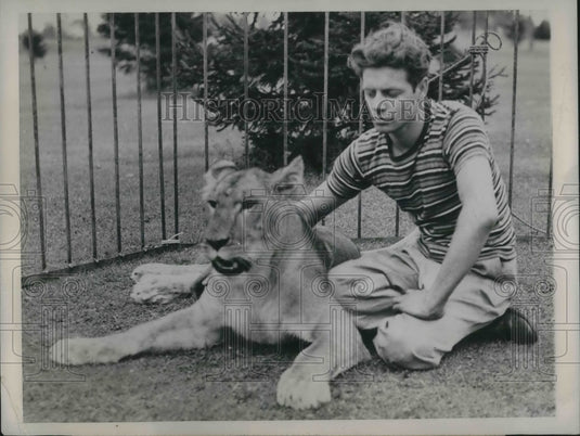 1945 Press Photo Neighbors complained that Roy Creighton's pet 200-pound lioness- Historic Images