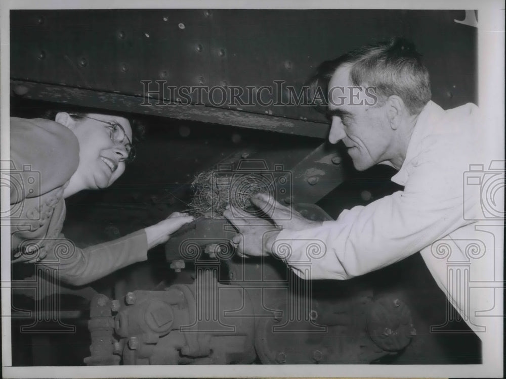 1945 Press Photo Barrington, Ill Trainman A Fletcher, Mrs L Howell & robin nest- Historic Images