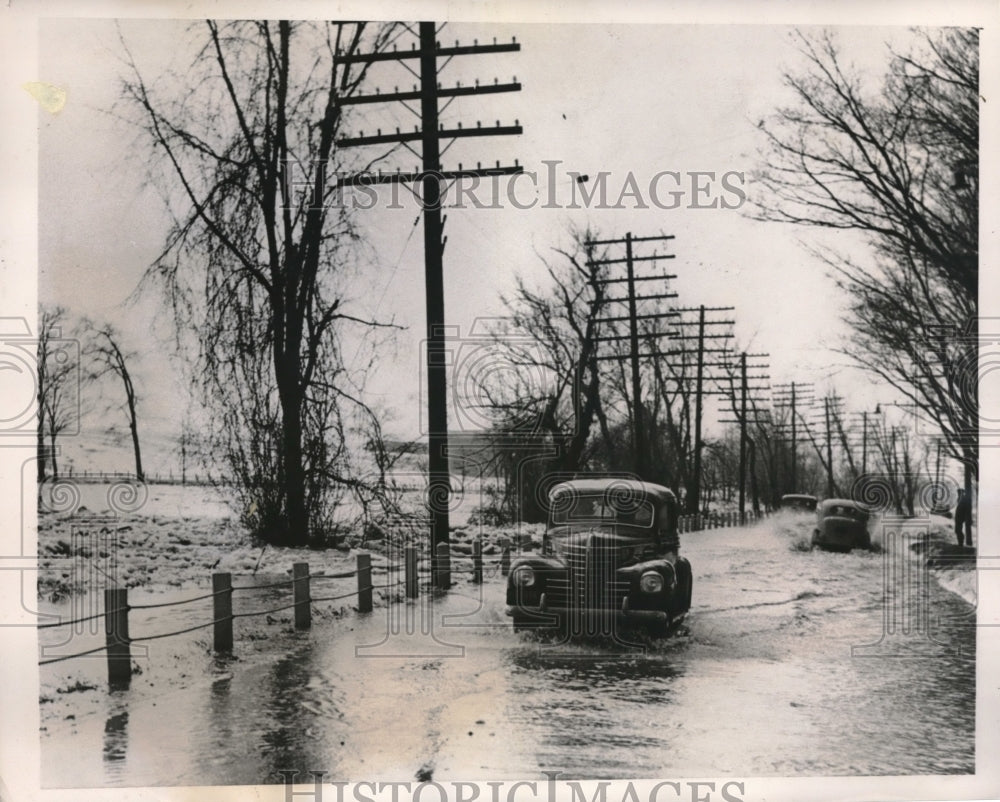 1940 Press Photo Scottsville Rd. flooded by melting snow, Rochester, NY