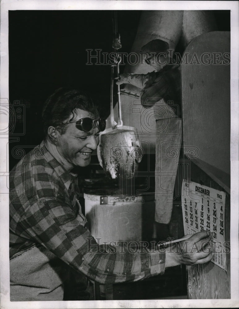 1944 Press Photo Sperry Gyroscope Company Carl Muller South Ozone Park - Historic Images