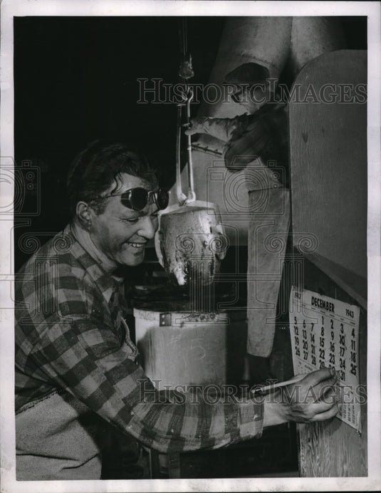1944 Press Photo Sperry Gyroscope Company Carl Muller South Ozone Park - Historic Images