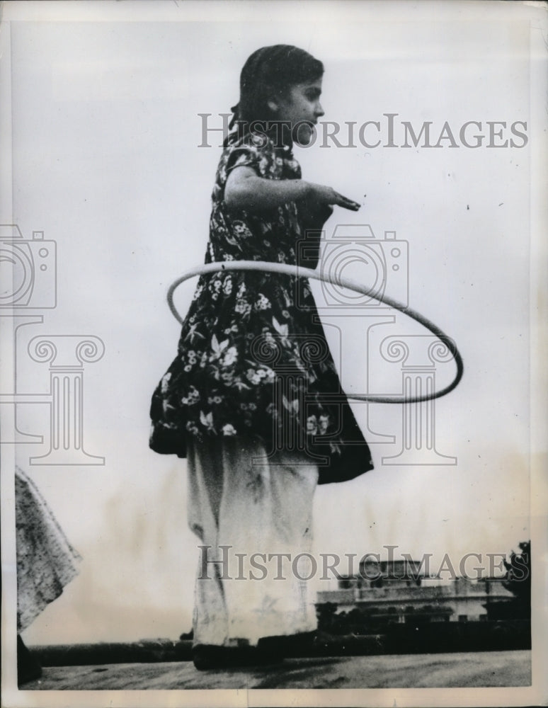 1960 Press Photo Dacca, East Pakistan young girl with a hula hoop- Historic Images