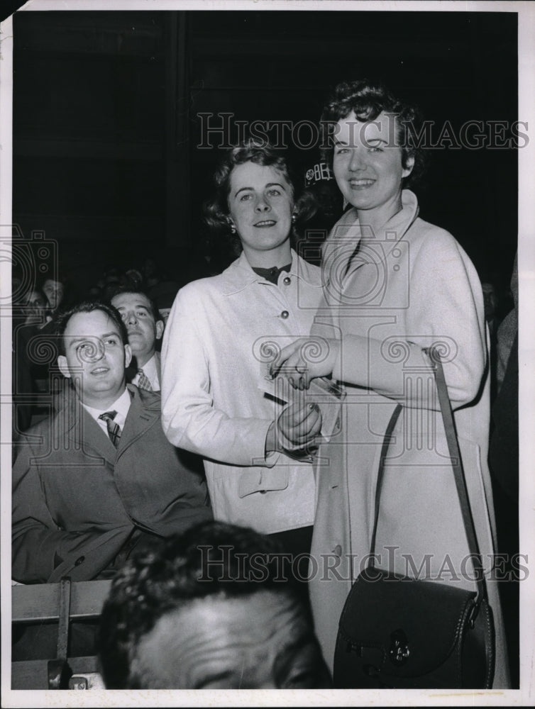 Load image into Gallery viewer, 1959 Press Photo Maureen Walker &amp; Acellee Nichols - neb59285
