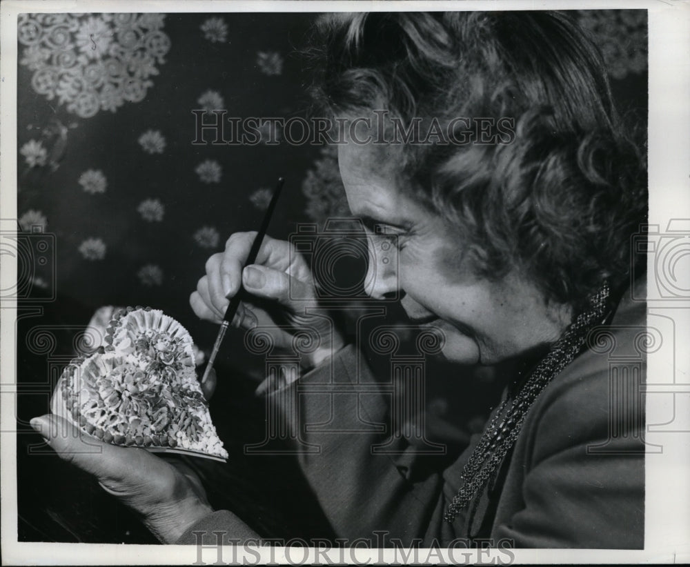 1950 Press Photo Mme. Welter Used Noodles on Her Valentine Heart Project- Historic Images