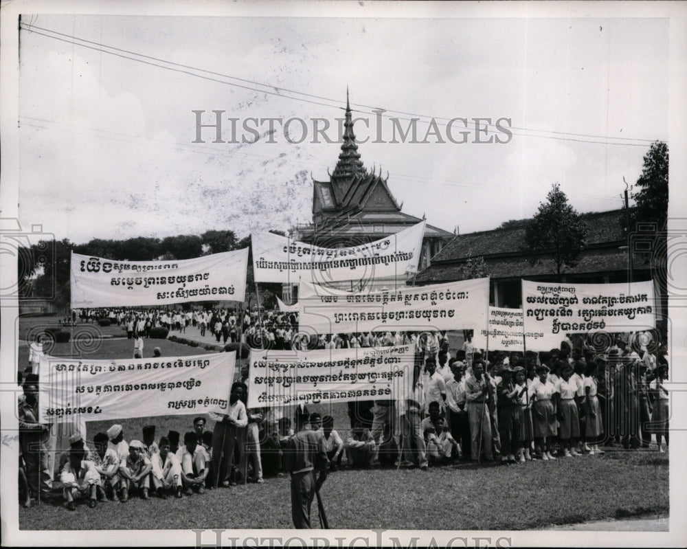 1957 Press Photo Demonstrators seeking the return of Prince Norodom Sihanouk as- Historic Images