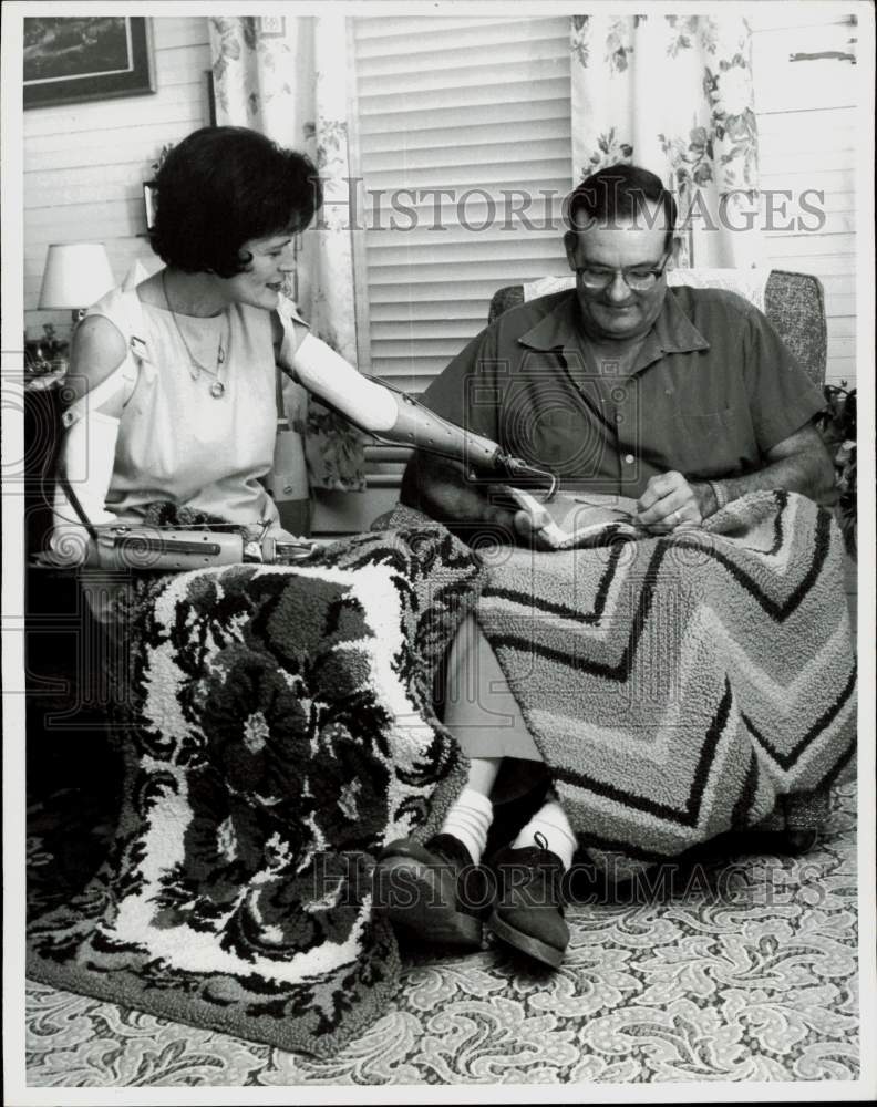 1969 Press Photo Clarence &amp; Hazel Barthelemy work on a rug, St. Petersburg FL- Historic Images