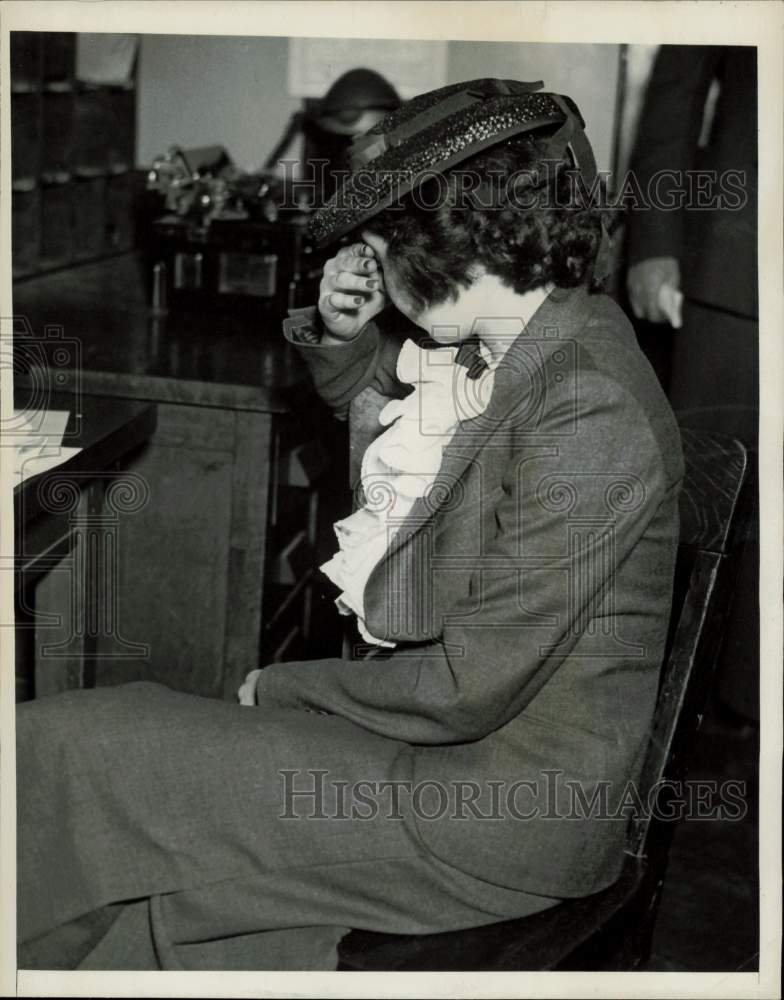 1936 Press Photo Mystery woman recovers from falling at the police station- Historic Images