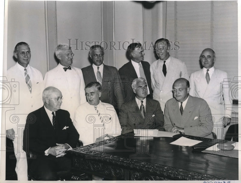 Load image into Gallery viewer, 1939 Press Photo War Resources Board holds first meeting in Washington, D. C.
