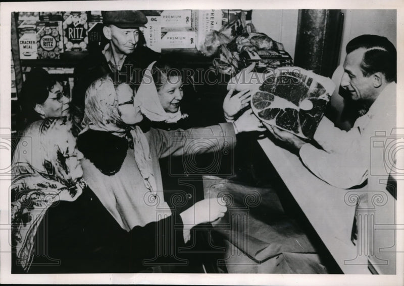 Load image into Gallery viewer, 1953 Press Photo Manager Louis mcClarren Metz Supermarket
