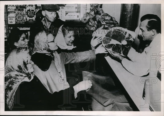 1953 Press Photo Manager Louis mcClarren Metz Supermarket